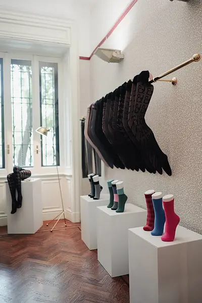 Présentation des nouveaux modèles de la marque Calzedonia : des collants à motifs et des chaussettes colorées 
