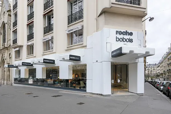 Devanture du magasin Roche Bobois situé Avenue de la Grande Armée après plusieurs mois de travaux de rénovation