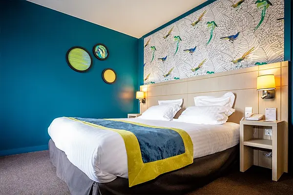 Un aperçu sur la décoration d'une des chambres de l'hôtel Best Western Plus de Vannes. 