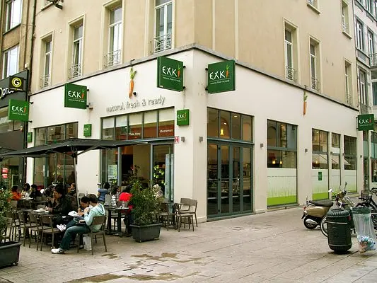 Vitrine sur rue avec une architecture claire, apaisante et sereine.