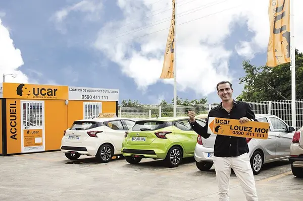 Benjamin, un franchisé de Ucar avec son enseigne sur les  Îles de Guadeloupe. 