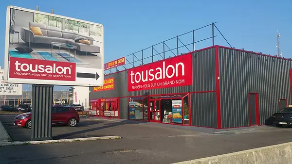 devanture de l'enseigne Tousalon dont la superficie permet de proposer un large choix de produits