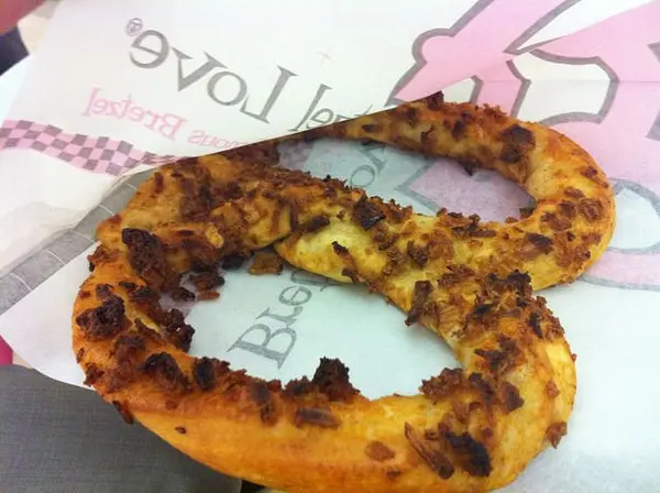 Qu’ils soient salés ou sucrés, Bretzel Love décline ses Bretzels chauds à travers des saveurs subtiles qui sauront satisfaire les envies de chacun.