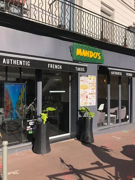 L'extérieur du restaurant Mando's à Sèvres. 