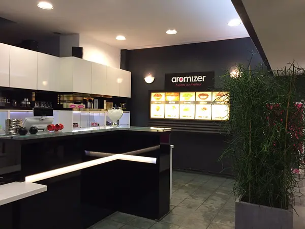 A l'intérieur d'une boutique Aromizer à Mauberge. 