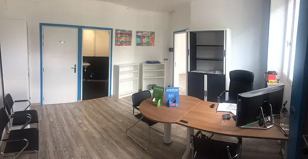 L'intérieur de l'agence Permis Pas Cher à Paris, dans le 17ème arrondissement. 