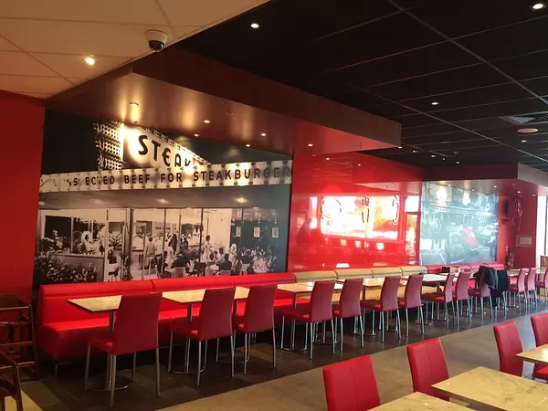 Style américain et épuré, avec un jeu de couleur sur le rouge et le blanc, surface de vente comprise entre 300 et 550m2.
