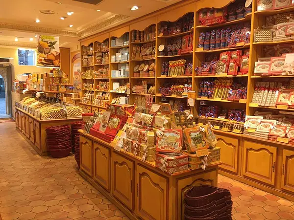 Intérieur d'un magasin La cure gourmande avec quelques produits notamment les fameuses sucettes de la marque