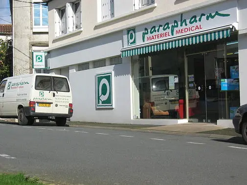 Un exemple de façade de la franchise Parapharm.