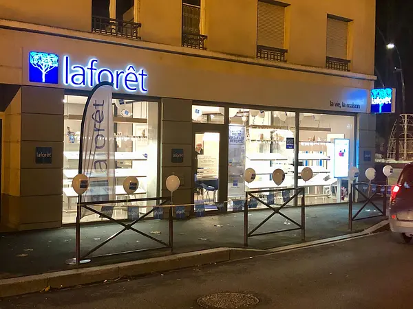 Agences en emplacement n°1 avec une superficie minimum de 60m2 et en moyenne 3 salariés par unité.