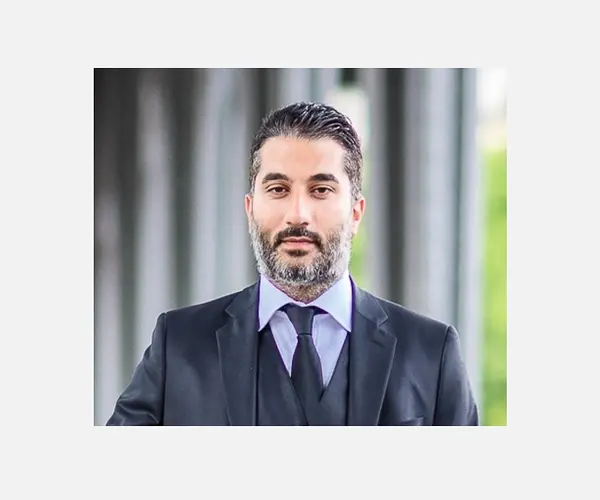 Enzo, ancien Conseiller Immobilier qui a rejoint Laforêt en 2012. Pour lui passer par une franchise rassure les clients.