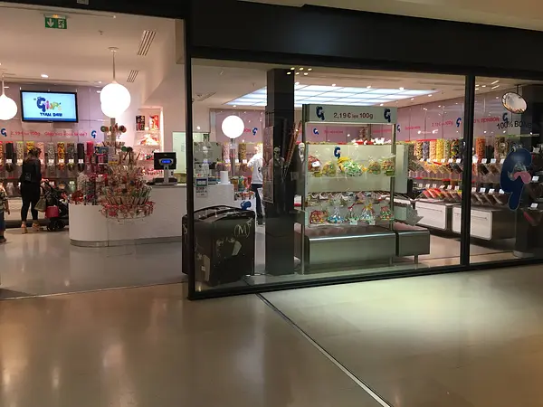 Une boutique Glup's dans un centre commercial. 