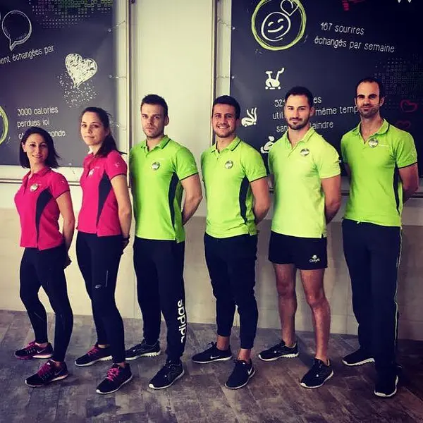 Les gérants et coachs des salles de sports Keep Cool sont vêtus de rose et vert afin d'être facilement identifiable auprès des sportifs