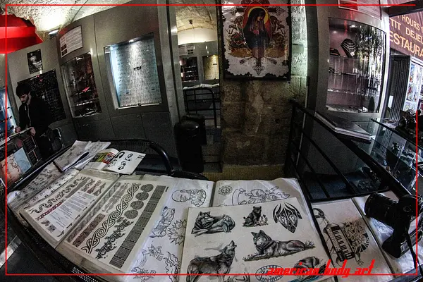 Les catalogues chez American Body Art à Paris. 