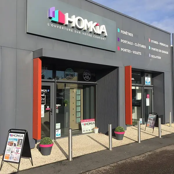Homkia est une enseigne dédiée au confort de l'habitat dont l’offre couvre les solutions d’ouvertures, de fermetures, d’isolation, de protections solaires, etc.