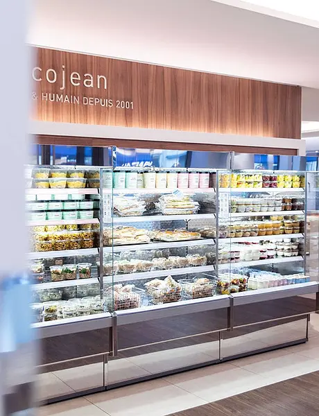 Retrouvez un large choix de plats, salades et boissons à emporter pour vos repas de la journée