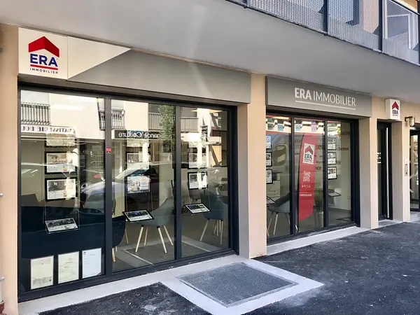 L'extérieur de l'agence ERA Immobilier à Roissy en Brie. 