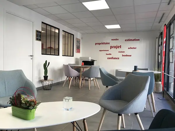 L'intérieur de l'agence ERA Immobilier à Roissy en Brie. 