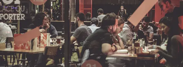 Ninkasi propose des bières de qualité, une offre de restauration en partenariat avec des acteurs locaux et des concerts et soirées dans des lieux de vie chaleureux et conviviaux.