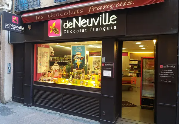 Points de vente situés en emplacement N°1 ou N°1bis, centre ville, et galeries marchandes.