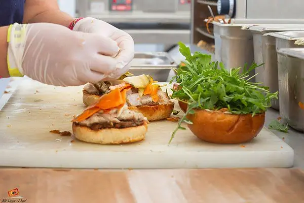 Le burger chez Père & Fish à Paris. 
