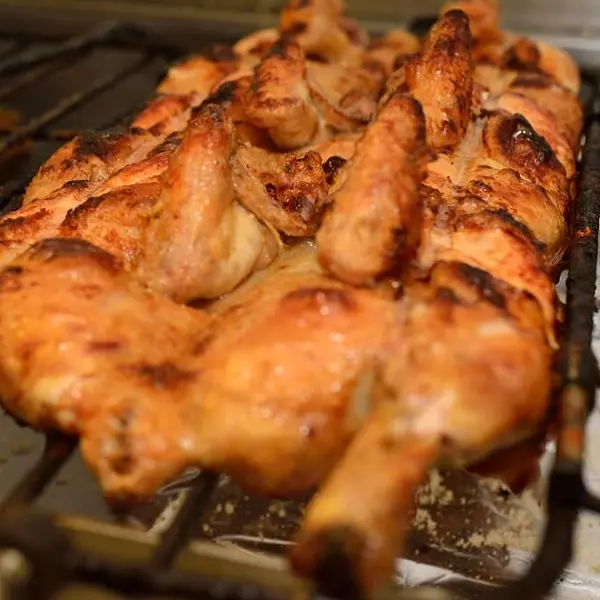 Los Pollos puise son inspiration dans le poulet braisé au charbon de bois, convient aux soirées entre amis, aux repas sur le pouce, aux repas de fête ou de prestige.