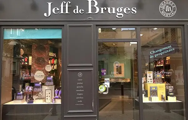 Boutiques situées en emplacements N°1 en centre-ville ou centre commercial.