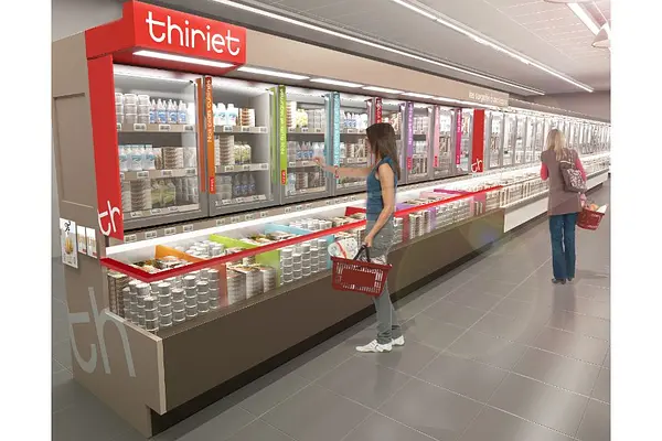 Concept de rayons surgelés rouges et taupes chez Monoprix.