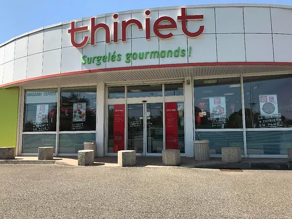Vitrine rouge et blanche avec une superficie des points de vente entre 200 et 300m2.