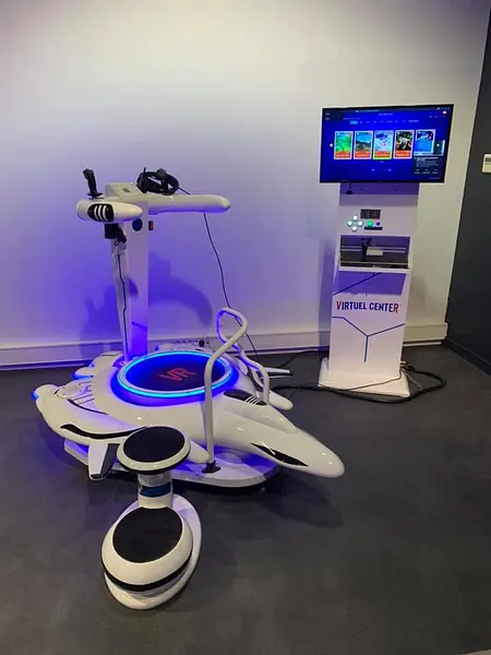 Une Attraction VR vibrante qui permet grâce au casque VR de faire du ski,des montagnes russes,d’attractions à sensations.