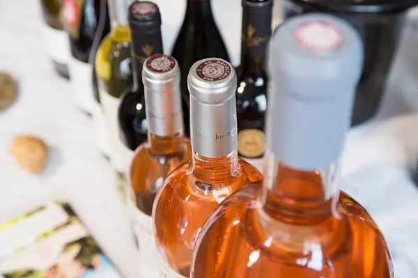 A l'occasion d'un évènement, les bouteilles de la boutique Inter Caves France