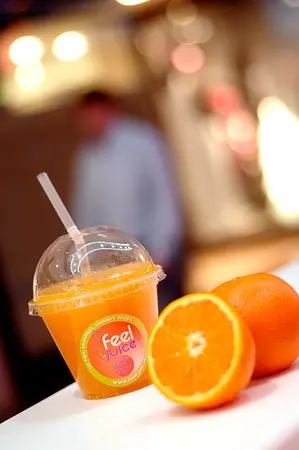 Un smoothie Feel Juice est une délicieuse boisson onctueuse, subtile alliance de jus de fruits et de fruits entiers, mixés dans un "blender"