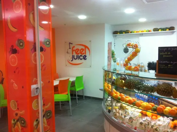 Intérieur d'un restaurant Feel Juice avec chaque jour des propositions de recettes healthy