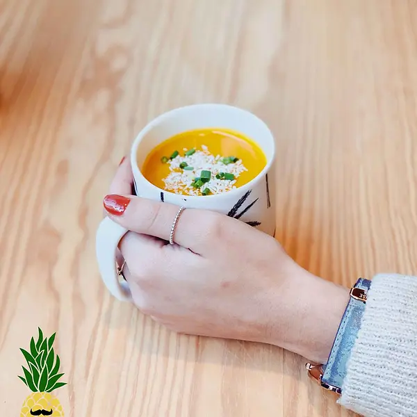 La Soupawa.
Au menu : Lait de coco, carottes, citron, coriandre, oignons rouges.