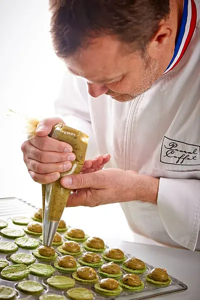 Confection des chocolats proposés par la Maison Caffet. Un travail minutieux et appliqué