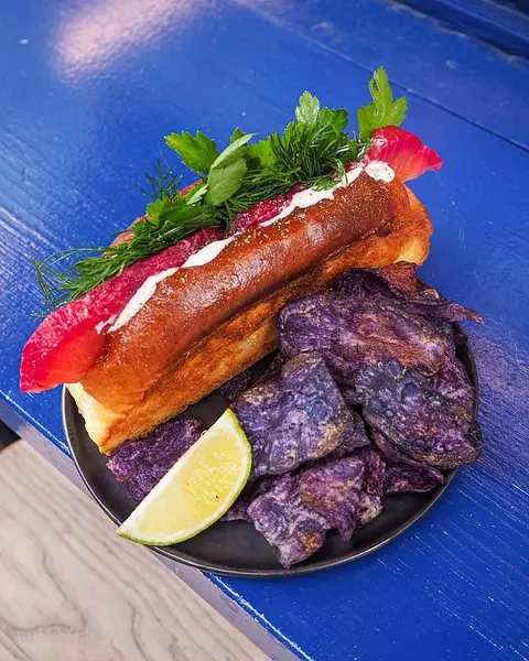 Pain brioché toasté au beurre AOP et garni de saumon gravlax.
