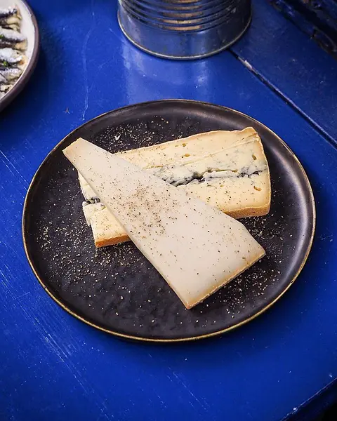 Assiette de 2 fromages Maison Beillevaire.
