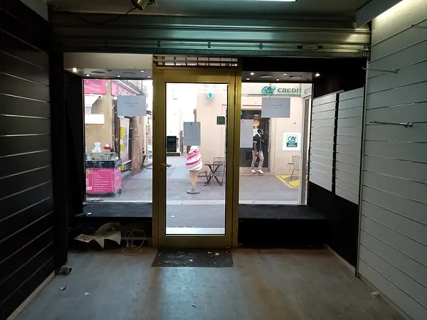 Local commercial situé au cœur du centre historique , proche parkings (490 places)  à Fréjus — photo