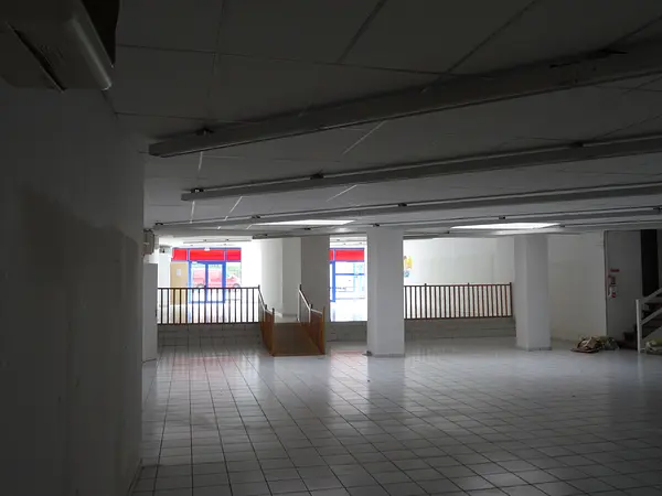 Grand espace commercial à Chaumont — photo