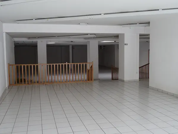 Grand espace commercial à Chaumont — photo