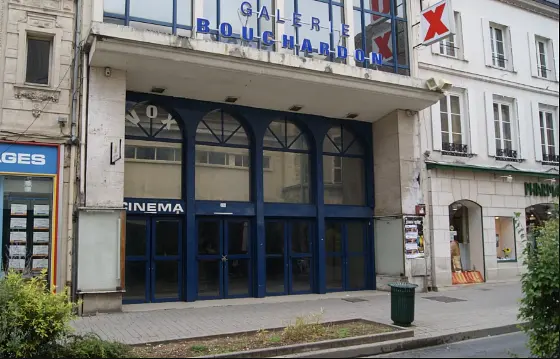 Ensemble immobilier à réhabiliter comprenant de grandes surfaces commerciales en Rdc à exploiter (700 m², 1 salle de cinéma et espaces divers) à Chaumont — photo