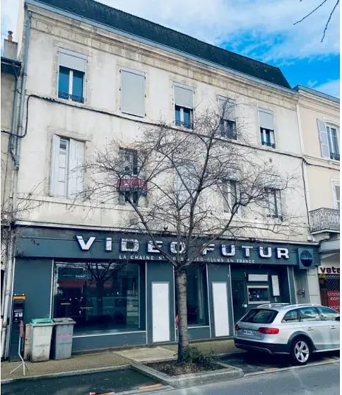 vaste local commercial en centre ville à Montluçon — photo