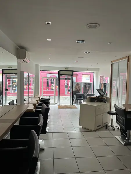 LOCAL COMMERCIAL (Salon de coiffure) à Mantes-la-Jolie — photo