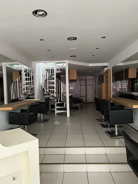 LOCAL COMMERCIAL (Salon de coiffure) à Mantes-la-Jolie — photo