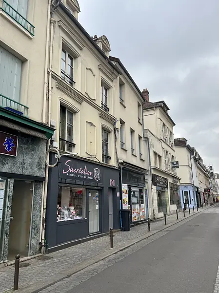 Local commercial  à Mantes-la-Jolie — photo