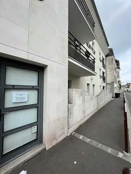 Local commercial à Mantes-la-Jolie — photo