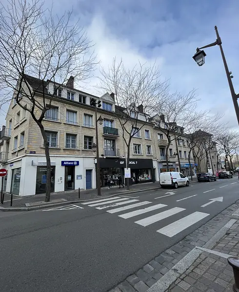 Local commercial à Mantes-la-Jolie — photo