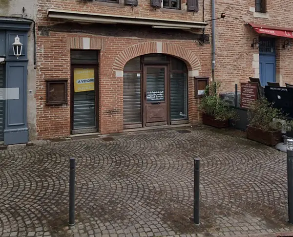 Local commercial faisant face au mTL à Albi — photo