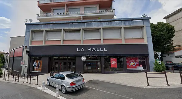 La Halle aux vêtements à Aubenas — photo