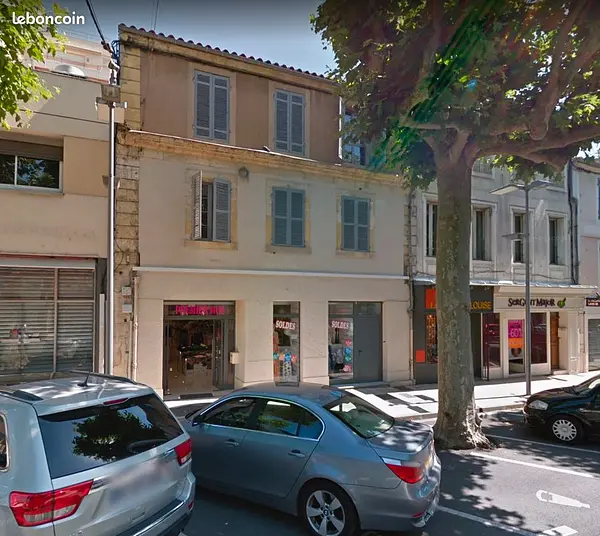 Grand local  situé dans l'artère commerciale principale d'Auch à Auch — photo